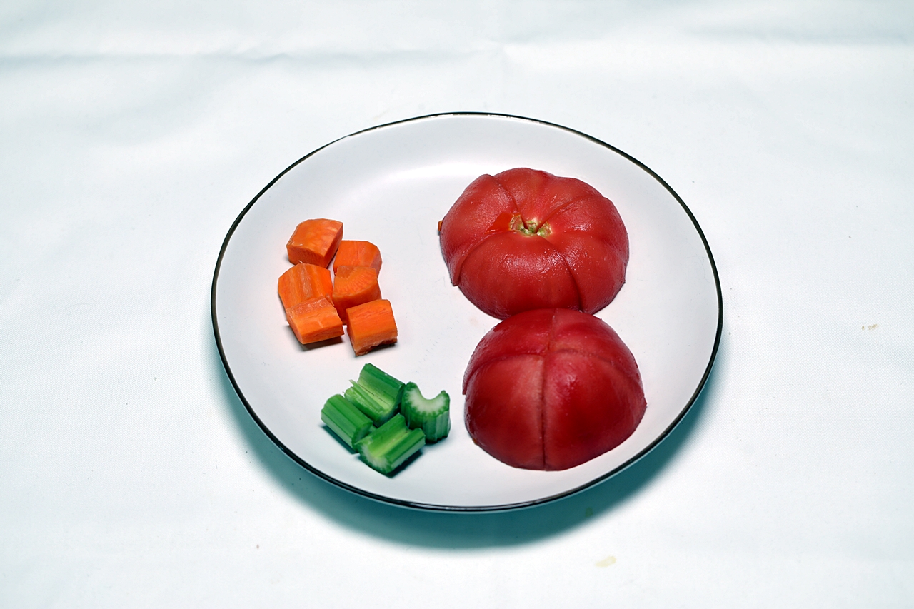 2. 당근과 셀러리는 2cm 주사위모양으로 썰고 토마토는 8조각으로 자른다.