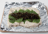 4. 쿠킹포일에 참기름을 바르고 반죽을 펼친 뒤 깻잎을 얹고 그 위에 톳을 올려 김밥 말듯이 만다.