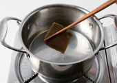 1. 냄비에 다시마와 물(250g)을 넣고 중간 불에서 끓여 끓어오르면 다시마를 건진다.