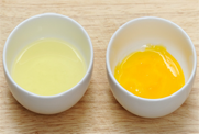 2. 달걀은 황백으로 나누어 각각 소금을 조금씩 넣어 섞어 지단을 부친다.